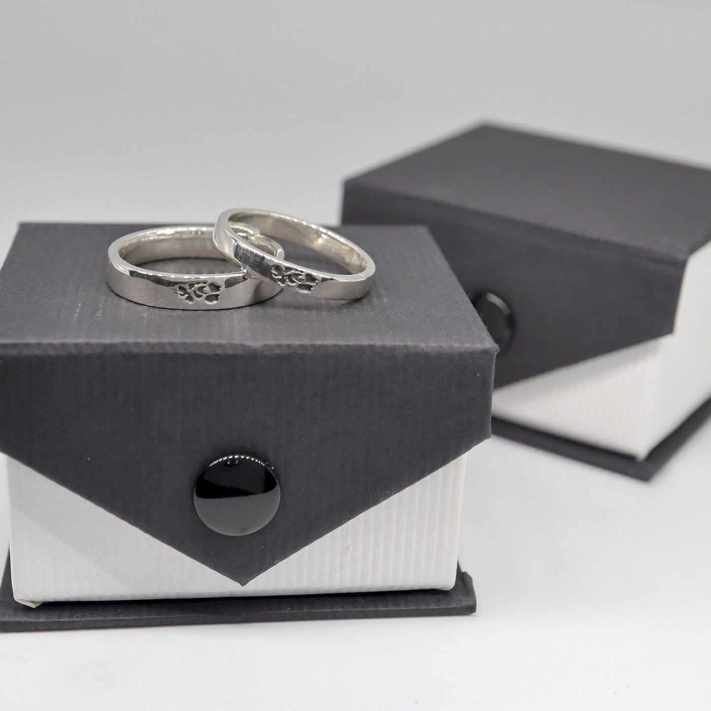 English Rose 3mm and 4mm silver wedding ring set - Gretna Green Wedding Rings