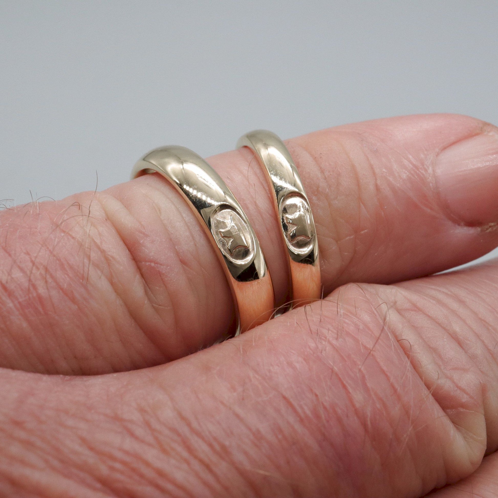 Anvil 3 & 4mm gold matching ring set. - Gretna Green Wedding Rings