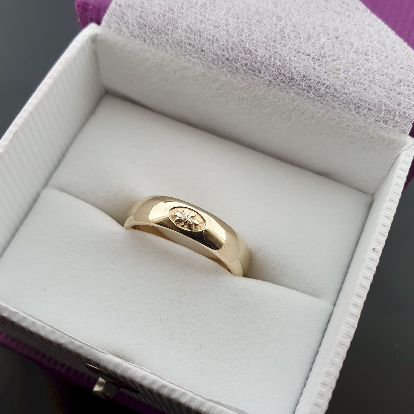 Irish Shamrock yellow gold wedding ring - Gretna Green Wedding Rings