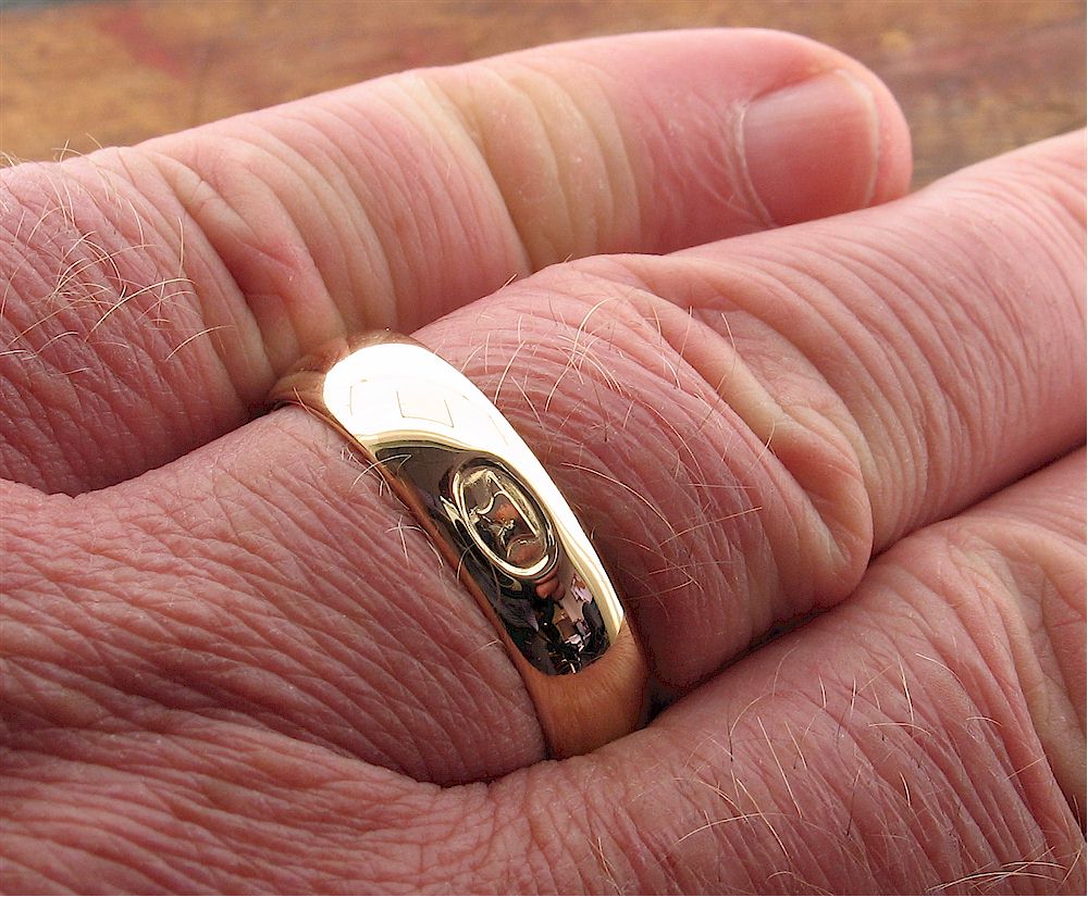 Wedding ring 5mm to 6mm Gretna Green Anvil yellow gold medium court –  Gretna Green Wedding Rings